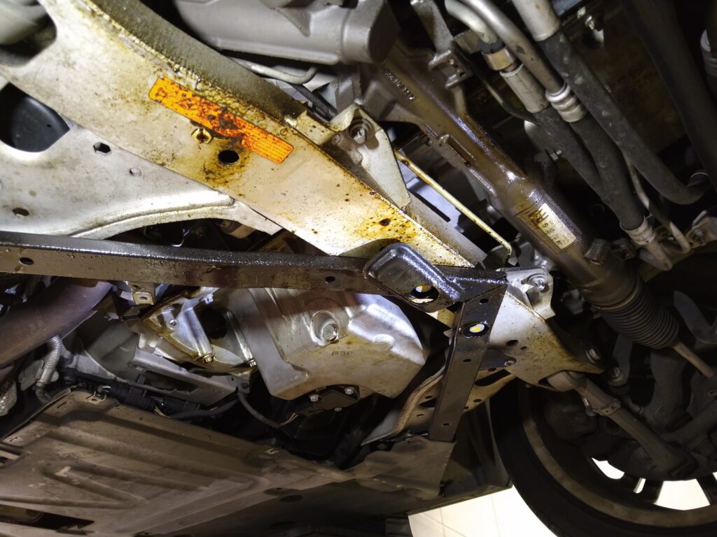 BMW E90 320i エンジンオイル漏れ修理、オイルパンパッキンから結構な量が… | -テクニカルステージ-北九州の車・バイクおまかせ！